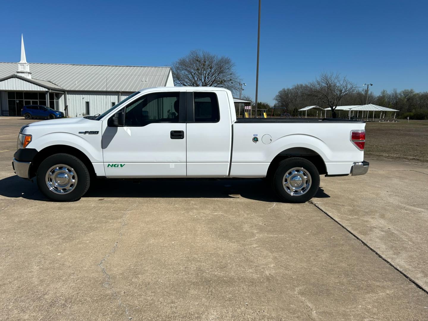 2014 White /Gray Ford F-150 XLT SuperCab 8-ft. Bed 2WD (1FTEX1CM9EK) with an 3.7L V6 DOHC 24V engine, 6-Speed Automatic transmission, located at 17760 Hwy 62, Morris, OK, 74445, (918) 733-4887, 35.609104, -95.877060 - 2014 FORD F-150 XLT SUPERCAB 8-ft. BED 2WD 3.7L V6 FEATURES KEYLESS REMOTE ENTRY, POWER LOCKS, POWER WINDOWS, AM/FM STEREO, SIRIUS XM STEREO, CD PLAYER, AUXILLARY PORT, HANDS-FREE BLUETOOTH CALLING, CRUISE CONTROL, TRACTION CONTROL, MULTI-FUNCTIONING STEERING WHEEL CONTROLS. HAS 169,145 MILES WITH 2 - Photo#7